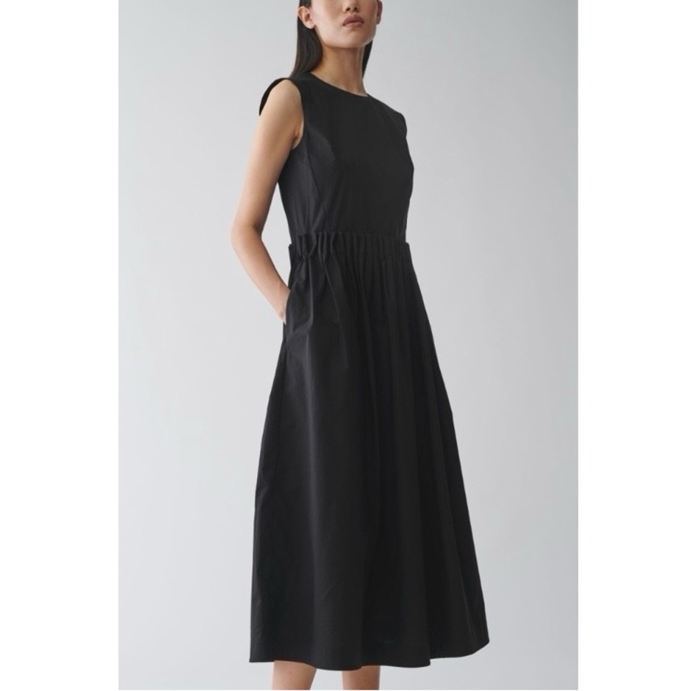 COS 🖤 Sleeveless Pleated Maxi Dress